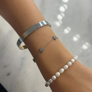Edblad silverarmband med stjärnor - Supersnyggt armband från Edblad i silverfärgad metall med fem små stjärnor längs den tunna kedjan. Perfekt för dig som gillar minimalistisk stil med en liten twist. Kommer i original ask och har en diskret Edblad-logga vid låset.