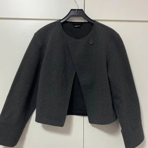 Grå poncho från Gina Tricot - Snygg grå poncho från Gina Tricot. Passar perfekt nu inför hösten/vintern. I storlek XXS men ganska stor i storleken!! Aldrig använt , pris kan diskuteras 🤗