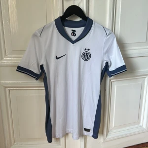 Inter tröja  - En riktigt snygg Inter tröja helt ny den var för stor så de är derför jag säljer den.köpt på unisport