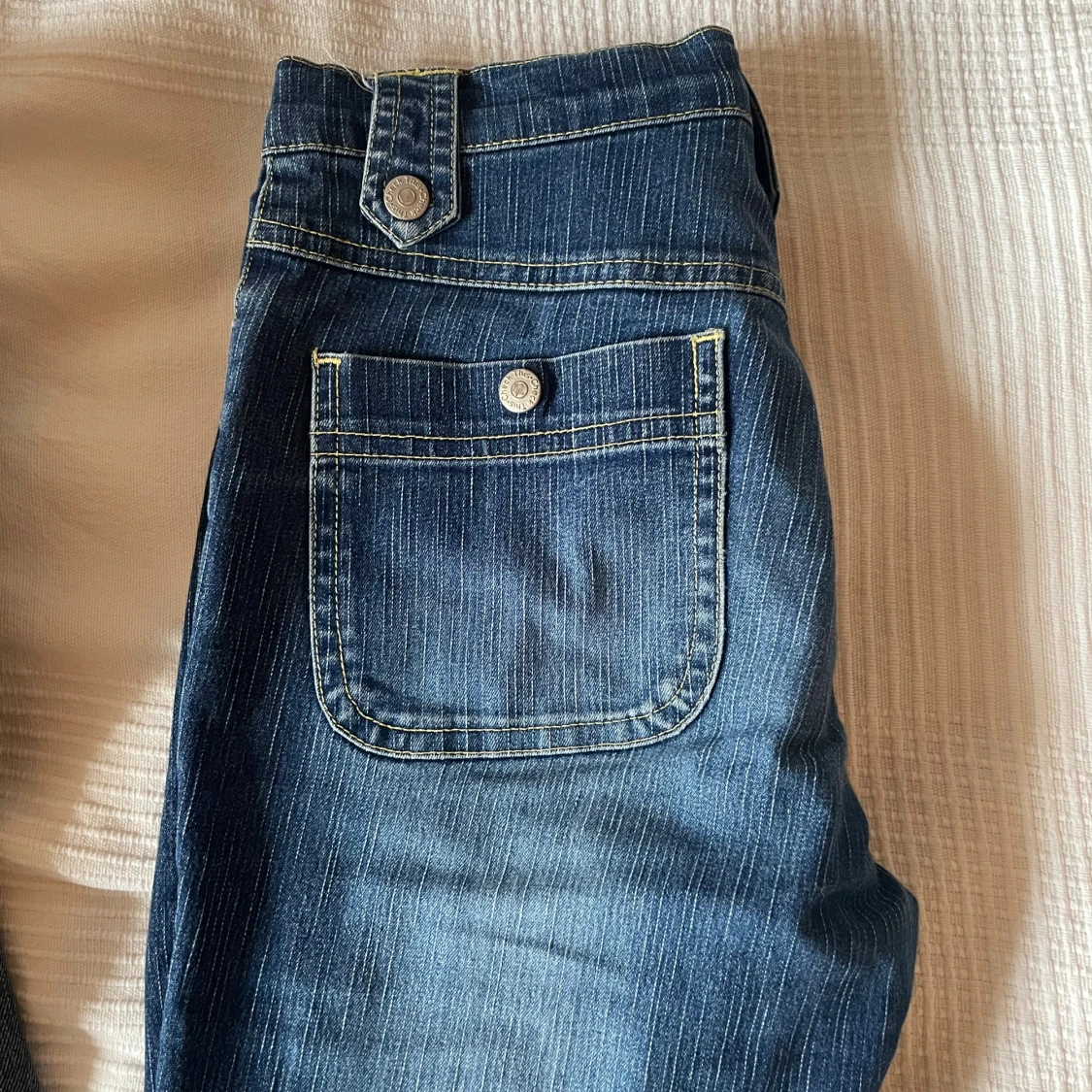 Blå bootcut jeans med fickdetaljer - 3