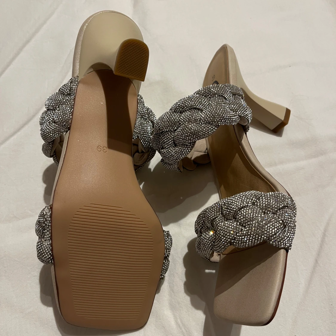 Glittriga sandaler med flätade band - 2