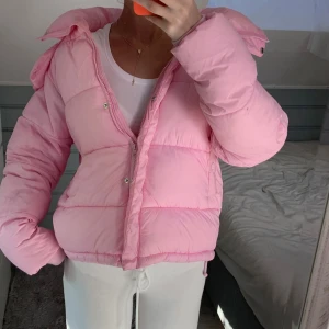 bik bok jacka - säljer denna jacka från bikbok som är helt slutsåld 🩷 den ända defekten som jackan har är att den är lite smutsig på vissa ställen (kom privat för fler bilder), men det borde gå att rengöra den så det försvinner. använd gärna köp nu 💓 