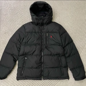 Svart pufferjacka Polo Ralph Lauren S - Svart pufferjacka Polo Ralph Lauren Storlek S. Säljer den eftersom den inte passar mig och inte kan lämna tillbaka den. Har du frågor så skriver du bara. Priset går att diskutera. Skriv för fler bilder