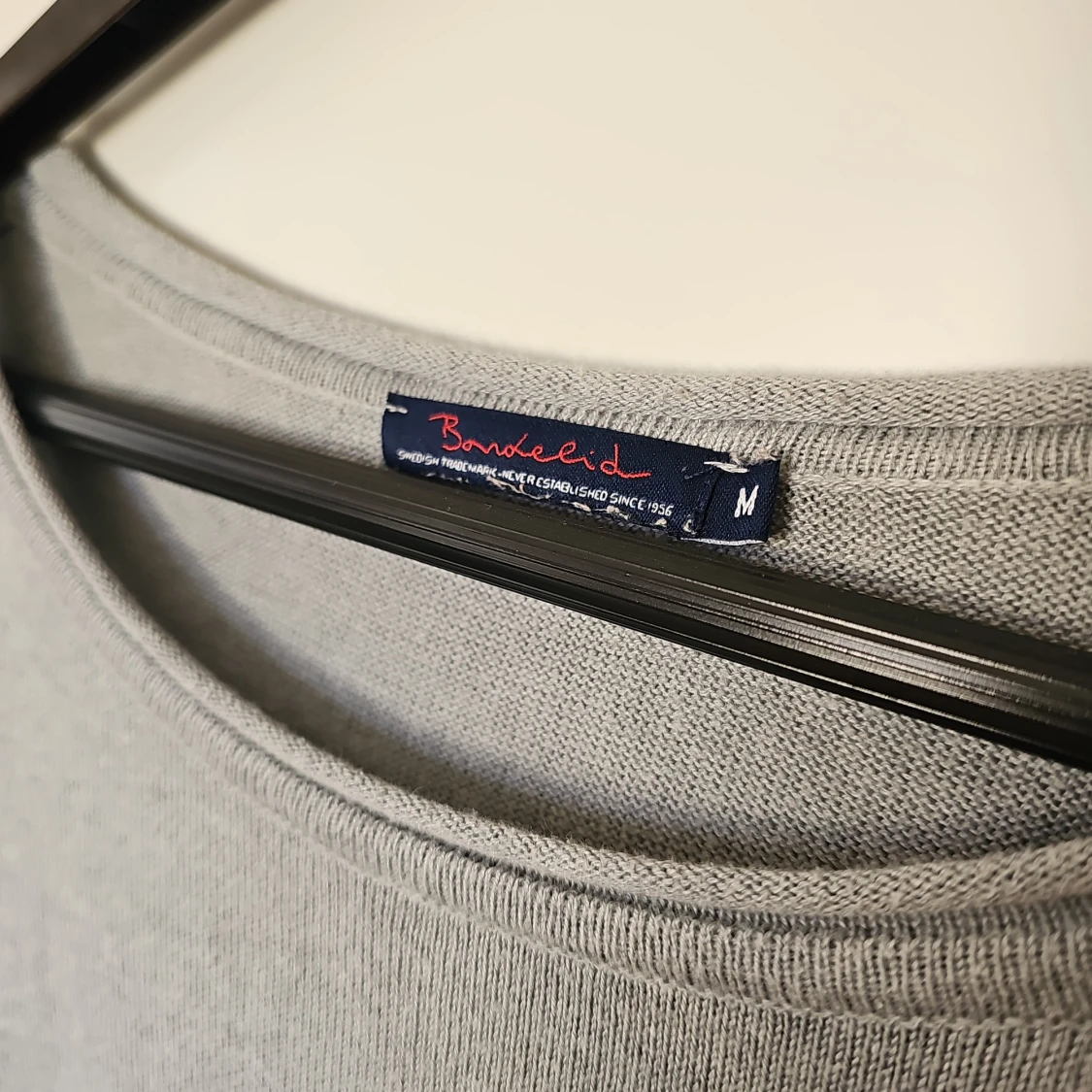 Grå stickad tröja med svart stjärna - 2