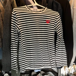 Cdg longsleeve - Tja! Säljer min cdg tröja eftersom den blivit för liten för mig. Tröjan är i storlek S men sitter rätt så mycket mindre dvs xs. Inga defekter alls bara använt skick. Hör av er vid frågor😁