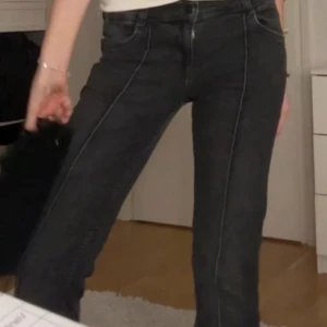 Lågmidjade bootcut jeans - Bootcut jeans från Bershka. Jag är 165 och de sitter bra på mig. Storlek 36❤️