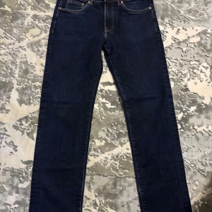 Straight jeans från H&M marinblå - Snygga marinblå jeans från H&M i modellen Straight Regular fit. Klassisk femficksdesign med kontrastsömmar och raka ben. Perfekt passform för dig som gillar en enkel och stilren look. Materialet är slitstarkt jeans och färgen är djup marinblå.