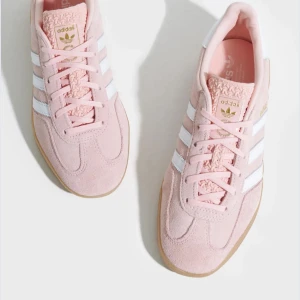 Adidas Gazelle rosa sneakers mocka - Säljer ett par Adidas Gazelle sneakers i ljusrosa mocka. ej använt många gånger så det är i väldigt bra skick! 