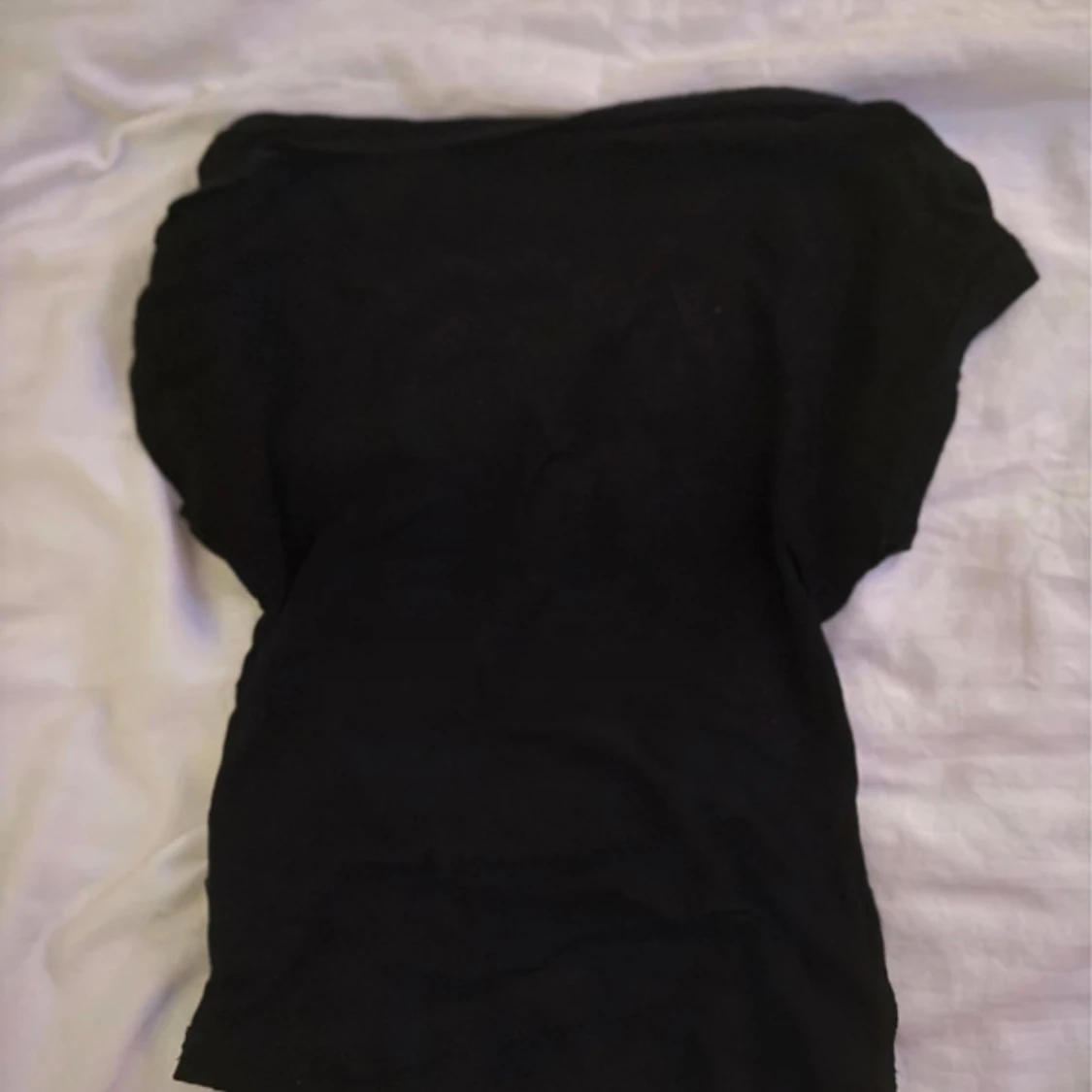 Svart topp öppen i ryggen