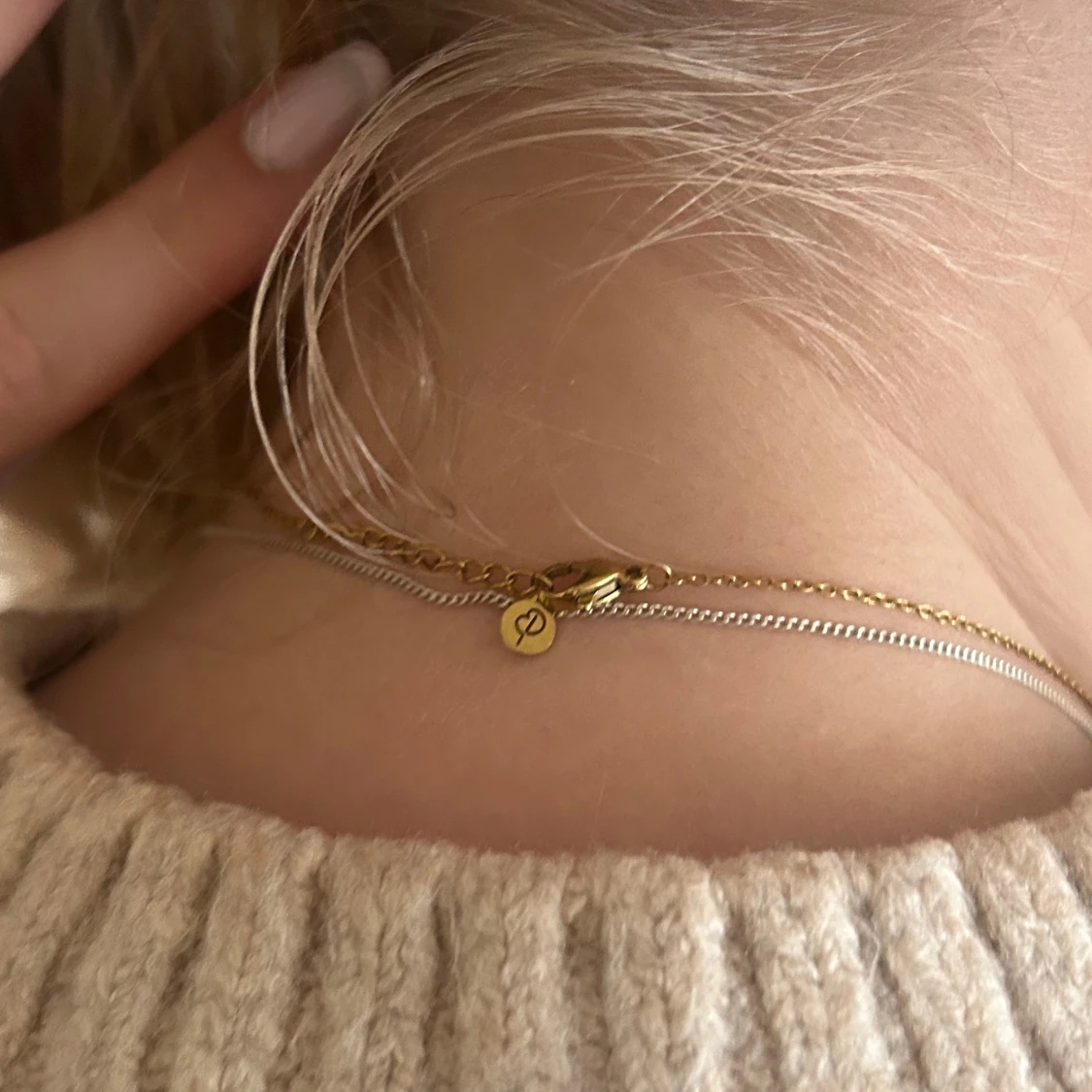 Guldhalsband med bokstav E från Edblad - 2