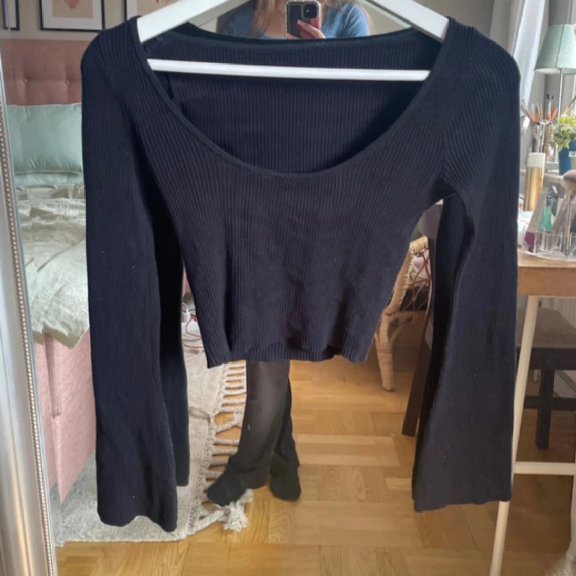 Svart ribbad croppad topp - 3