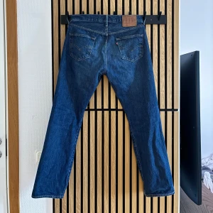 Levis 501 - Mörkblåa levis 501 Jeans. Använda men mycket väl omhändertagna. Storlek 30/30