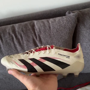 Adidas Predator Elite Ag - Riktigt schyssta skor i mycket bra condition. Använda väldigt fåtal gånger. Skopåse ingår.