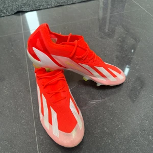 Adidas x crazyfast elite - Otroligt fräscha adidas x crazyfast elite. Dem är i storlek 45 1/3 och det finns inget fel med dem, endast nån fläck på utsidan men inget som märks när dem används.