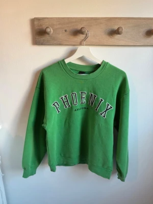 Grön sweatshirt från Ginatricot i stl S - Denna mysiga sweatshirt är i fint skick.
