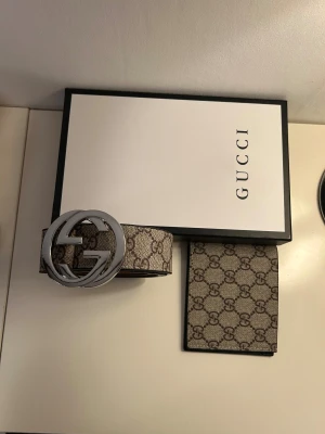 Guci bälte - Guci set med plånbok och bälte.