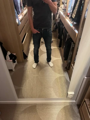 Replay Grover jeans - Säljer ett par Replay Grover jeans i klassisk blå tvätt med snygga slitningar. Dem är i storlek 29/30 och han på bilden är 172 och väger runt 63kg.  Modellen har rak passform, fem fickor och detaljerade sömmar. Jeansen är i bomull och har en normal midja. Perfekta till sneakers eller boots för en clean look.