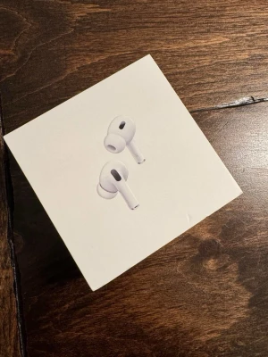 AirPods Pro - Säljer ett par hörlurar i fint skick med förpackning. Hörlurarna och laddningsetuiet är rena och fungerar utmärkt. Aktiv brusreducering och trådlös laddning. Perfekt för både musik och samtal. Inga synliga repor eller skador. Laddare ingår