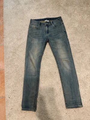 Blå jeans från Brunello Cucinelli  - Säljer ett par ljusblå distressed jeans från Brunello Cucinelli i bra skick. Klassisk femficksmodell, sparsamt använda. Nypris cirka 12 000–15 000 kr. Inga kvitton kvar. Välkomnar seriösa prisförslag