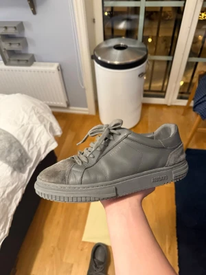  Axel Arigato Atlas Dark grey. skickad med skobox och skopåse! - Säljer ett par grå sneakers från Axel Arigato.  orginal pris är 2800 och säljer dessa rätt biligt. Skorna har en clean design med ovandel i skinn och detaljer i mocka! 