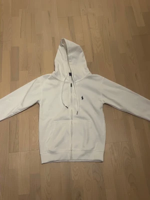 Polo ralph lauren zip - En polo Ralph lauren zip hoodie i storlek S, den är helt ny. Skriv vid fundering