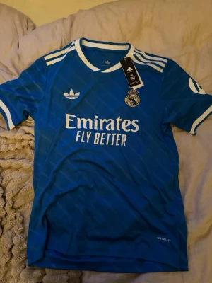 Fotbollströja - Helt ny real Madrid tröja storlek M
