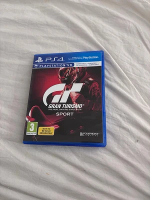 Gran Turismo Sport PS4 - Gran Turismo Sport till PS4, komplett med fodral och skiva. Fodralet har en mindre spricka men spelet och skivan är i gott skick. Ett realistiskt racingspel som även är kompatibelt med PlayStation VR. Perfekt för bilspelsentusiaster! Vill man köpa flera st sv spelen så är det bara o kontakta 