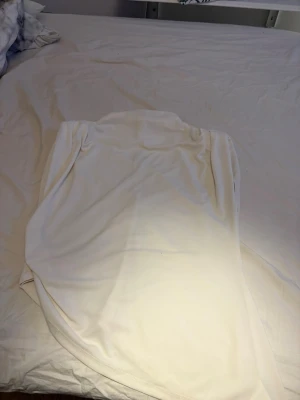 Vit topp  - Säljer en enkel och stilren vit topp