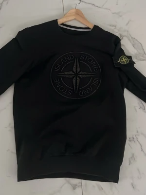Stone Island sweatshirt - Stone Island Sweatshirt i storlek S. Passar inte mig längre. Sitter för tight 