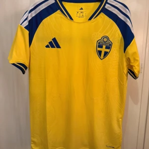 Sverige tröja 26/27 - Sveriges VM tröja! Helt oanvänd med förpackning och allt