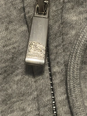 Grå Burberry-kofta, storlek M - En fin ny tröja, aldrig använd, säljer den för stor. Om du har en likadan, fast i storlek S, kan vi byta den mot denna tröja i storlek M.
