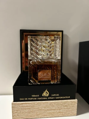 Lattafa Khamrah EdP 100ml - Säljer denna lattafa khamrah det är är en Eau de Parfum i snygg design, 100 ml. Ingredienser: alkohol denat., parfym, vatten, linalool, limonene, hydroxycitronellal, citral, coumarin, geraniol, benzyl benzoate, eugenol, cinnamal, cinnamyl alcohol, isoeugenol.