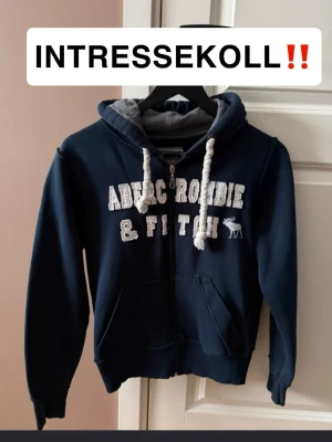 Snyggaste Abercrombie and fitch zip up - Intressekoll på denna Abercrombie and fitch zip up! Säg bara till om ni är intresserade. Priset kommer självklart gå att diskuteras! 