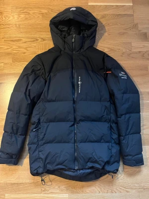 Sailracing Jacka - Säljer en sail racing jacka som passar bra under vintern eller skidresor. Den har innerfickor och utefickor, skriv vid minsta fundering osv.