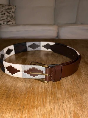 Svart vitt broderat bälte - Helt nya skärp för endast 339 kr, de finns storlekarna 80-105 cm. Handgjorda med mjukt högkvalitets läder med brodering i svart och vit färg. Gör så att din outfit sticker ut mer med Nordfors bälten!