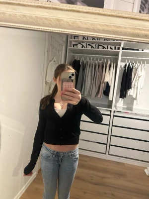 H&M Svart kofta  - Svart kofta från H&M, i mycket bra skick bara använd ett få tal gånger. Storlek XS