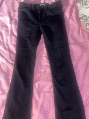 Svarta jeans  - Skulle säga att dom är low-mid waist ❤️ storlek 152 , bootcut 💕 Cubus 