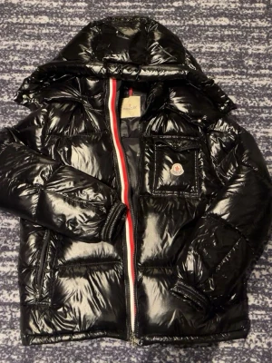 Moncler jacka  - Varm moncler jacka. Knappt använd. Passar S/M. Pris kan diskuteras vid snabb affär.
