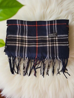 Burberry Scarf/Halsduk - Är super fin, skriv vid fråger eller om ni vill diskutera priset!