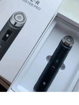 Elektrisk sminkborste Booster Pro - Snygg elektrisk sminkborste i svart med silverdetaljer. Har en rund borste i metall och två knappar för power och mode. Perfekt för att applicera foundation eller andra basprodukter jämnt och smidigt. Ergonomisk design som ligger bra i handen.