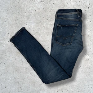 Replay Anbass  - Blå Replay jeans i den populära modellen ”Anbass”. Jeansen är i mycket bra skick och kommer i storlek W33 L34. Hör av er vid intresse, pris kan diskuteras vid snabb och smidig affär!