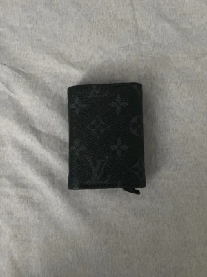 Svart plånbok  - Säljer en snygg svart plånbok pris kan diskuteras. 