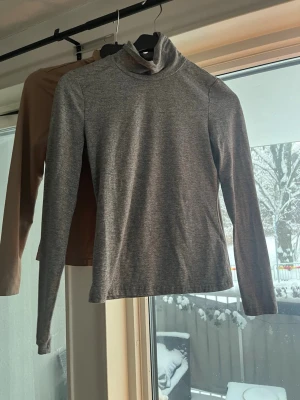 Grå och beige turtleneck-toppar - Två söta polotoppar med lång ärm, en i grått och en i beige 