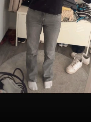 Grå raka jeansbyxor - Säljer ett par bootcut jeans från Gina Tricot, väl använda som man kan se på bilden så är det ett hår på ena fickan men går att sy, även lite slitage vid fötterna längst ner. Normal i storlek 
