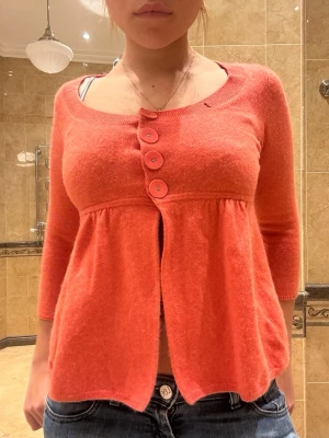 Korallrosa Kashmir kofta  - Supersöt korallrosa kofta i kashmir från Autograph. Kameran gör så att den ser mer orange ut men färgen är mer lik den originals på sista bilden. Använts ett fåtal gånger och är superfin till sommaren! Den har ett litet hål i kragen med kan lätt sys ihop. Kontakta mig för fler bilder eller frågor❤️