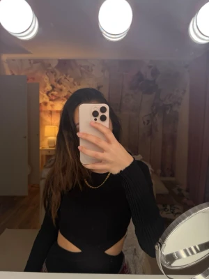 Svart body - Snygg svart body. Den är öppen vid ryggen och är i jätte fint skick. Pris går att diskutera 