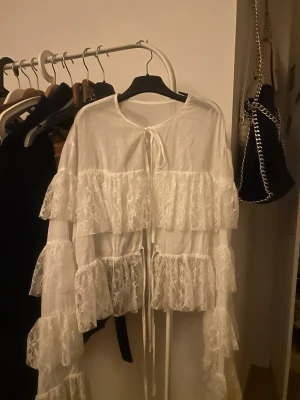 Fin blus - Säljer min vita fina blus då den ej används mera:)