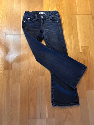 Svarta jeans från ginatricot i storlek 134 - Svarta bootcut jeans från Gina tricot i bra skick.