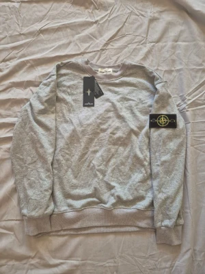 Stooone Island storlek S  - Stooone Island sweatshirt svart väldigt snygg design och sånt snabb affär billigare plus snabb frakt TikTok:Scandinavia_market storlek S