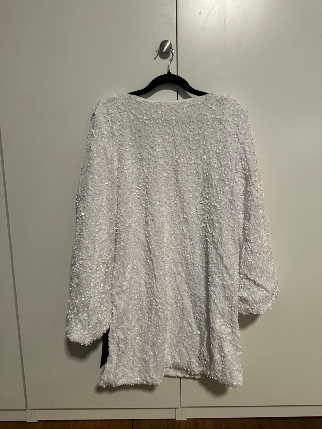 Vit paljettklänning med svart detalj